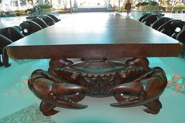 Chiêm ngưỡng bộ salon “cua” bằng gỗ nguyên khối giá 2 tỷ đồng 