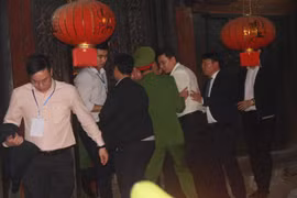 Đại biểu xông vào cung cấm, dân chen lấn để lấy ấn đền Trần