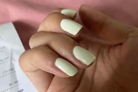 Làm bộ nail sơn trơn, cô nàng ''đơ cả người'' khi cầm bill thanh toán