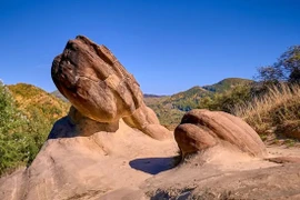 Kinh ngạc tảng đá bí ẩn nhất hành tinh, biết “sinh con” nhờ... nước mưa