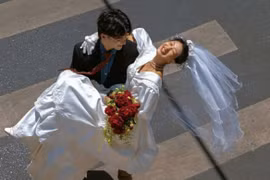 Ăn bánh mì cả tháng để mua nhẫn tặng sinh nhật bạn gái