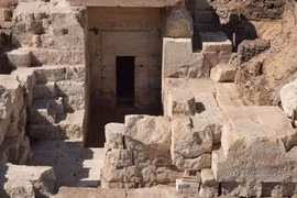 Ngôi đền Ai Cập cổ đại 2.100 tuổi ẩn mình trong vách đá