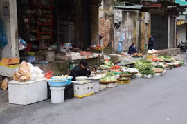 Hà Nội: Tiểu thương mở hàng sớm, chợ đầu năm đủ món ngon, chỉ... vắng khách mua