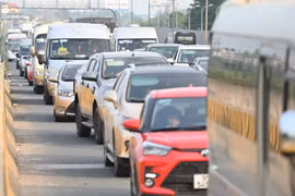 Cửa ngõ không mở rộng, tái diễn cảnh người dân chật vật trở lại Thủ đô