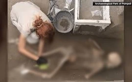 Thi hài của người phụ nữ nằm trên giường xung quanh là trang sức