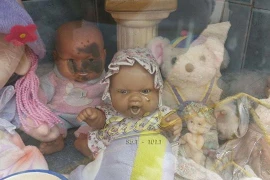 Bí ẩn rùng mình con búp bê biết... khóc trong mộ bé gái