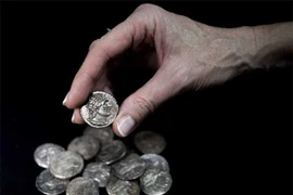 Tìm thấy kho báu tiền xu cổ Ai Cập, lộ bí mật bất ngờ