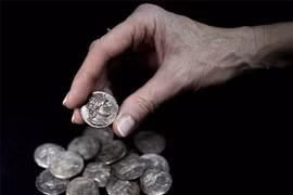 Tìm thấy kho báu tiền xu cổ Ai Cập, lộ bí mật bất ngờ