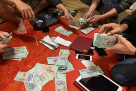 Giám đốc Trung tâm điều dưỡng đánh bạc tại nhà Trưởng phòng Sở Nội vụ