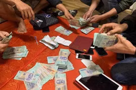 Giám đốc Trung tâm điều dưỡng đánh bạc tại nhà Trưởng phòng Sở Nội vụ