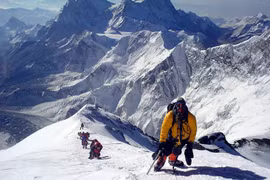 Cơ thể con người sẽ thế nào nếu ở “vùng chết” trên đỉnh Everest? 