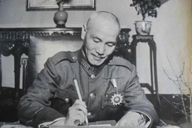 Hé lộ thú sưu tầm đồ cổ xa xỉ ngút trời của Tưởng Giới Thạch