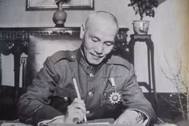 Hé lộ thú sưu tầm đồ cổ xa xỉ ngút trời của Tưởng Giới Thạch