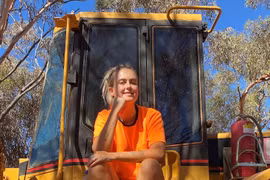 Đào được cục vàng 3,3 tỷ đồng, cô gái mừng suýt ngất