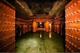 Khai quật lăng mộ cổ, chuyên gia thảng thốt hô: "Có quái vật!" 