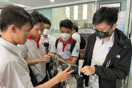 Sinh viên chế thiết bị giúp xe máy đi trong đường ngập nước