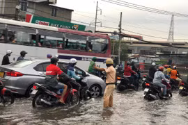 CSGT lội triều cường giải tỏa giao thông cửa ngỏ miền Tây