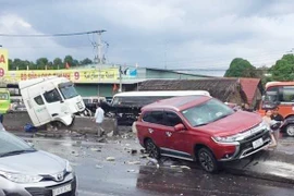 Cuộn thép trên đầu kéo container rơi xuống đường, ô tô lao lên dải phân cách