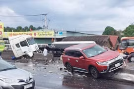 Cuộn thép trên đầu kéo container rơi xuống đường, ô tô lao lên dải phân cách