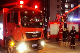 Nhiều trụ bê tông chặn đường xe cứu hỏa