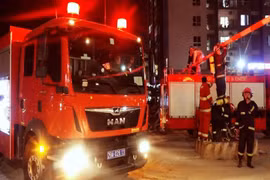 Nhiều trụ bê tông chặn đường xe cứu hỏa