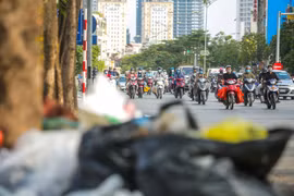 CLIP: Rác thải lại chất đống, bốc mùi trên nhiều tuyến phố Hà Nội