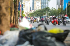 CLIP: Rác thải lại chất đống, bốc mùi trên nhiều tuyến phố Hà Nội