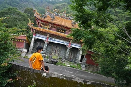 Lạ kỳ ngôi đền nghiêng 45 độ y hệt “tháp nghiêng Pisa” 