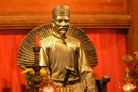 Thầy giáo Việt có 3 học trò từ nông dân thành đế vương