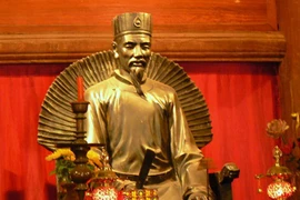 Thầy giáo Việt có 3 học trò từ nông dân thành đế vương