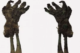 Bí ẩn xác ướp một tay cầm đồ đồng xu