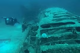 Thợ lặn thám hiểm xác tàu ngầm U-boat của Đức quốc xã