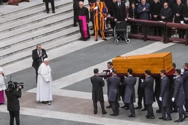 Vì sao thi hài Giáo hoàng được đặt trong 3 lớp quan tài?