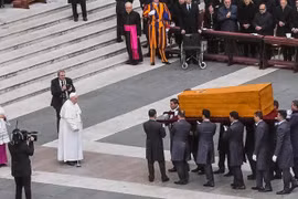 Vì sao thi hài Giáo hoàng được đặt trong 3 lớp quan tài?