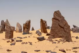 Vì sao giữa sa mạc Ai Cập xuất hiện vòng tròn đá bí ẩn? 