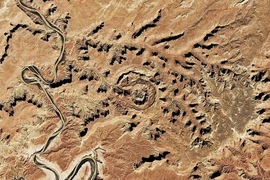 Cấu trúc đá bí ẩn giống chiếc rốn, khoa học vắt óc giải mã