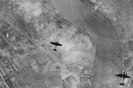 Ảnh hiếm Hitler cho rải bom tấn công thủ đô London 80 năm trước