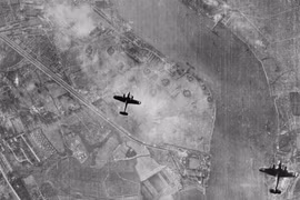 Ảnh hiếm Hitler cho rải bom tấn công thủ đô London 80 năm trước