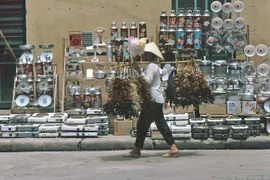 Xúc động ngắm Hà Nội những năm 1990 qua loạt ảnh quý giá 