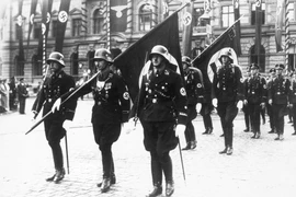 Choáng với “búp bê tình yêu” Hitler đặt làm cho binh sĩ Đức