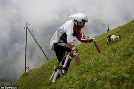 Người đàn ông quyết trở thành 'người dê' vì lý do khó đỡ