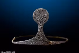 Phát lộ hài cốt phụ nữ 4.000 tuổi đội vương miện bạc