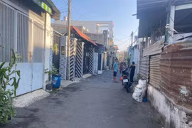 Hãi hùng người đàn ông bị chém gần đứt lìa tay trước cửa nhà