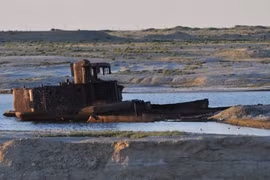 Hồ nước khổng lồ biến thành sa mạc trẻ nhất hành tinh