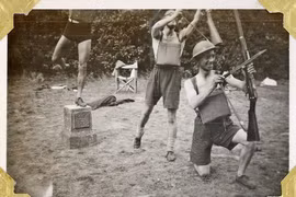 Khoảnh khắc vui vẻ của binh sĩ trên chiến trường hơn 80 năm trước