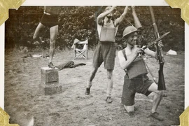 Khoảnh khắc vui vẻ của binh sĩ trên chiến trường hơn 80 năm trước