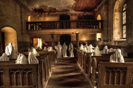 Nhiều người giật mình khi nhìn thấy các 'hồn ma' đang cúi đầu cầu nguyện