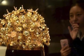 Mở mộ cổ thấy đống đất đen sì, chuyên gia hét lên "báu vật"