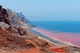 Kỳ thú hòn đảo có cát và nước biển đỏ như máu