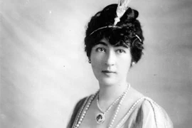 Tiểu thư xinh đẹp “cuồng” kim cương, vướng “lời nguyền” chết chóc